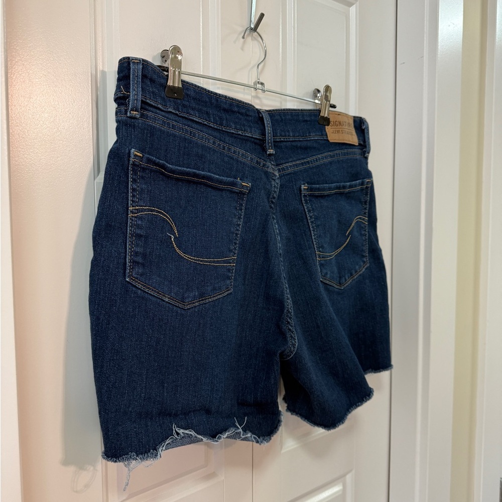 👖 Levi’s Signature Mid-Rise Straight Cut-Off Denim Shorts | Size 30 - Picture 6 of 7